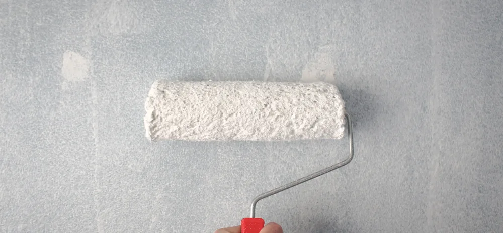 Application d'une peinture écologique au rouleau
