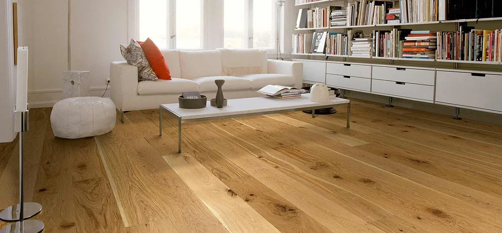 Parquet en bois massif dans un salon