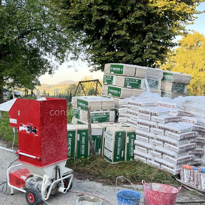 Machine de projection de chaux-chanvre et stock de Batichanvre Saint-Astier sur un chantier